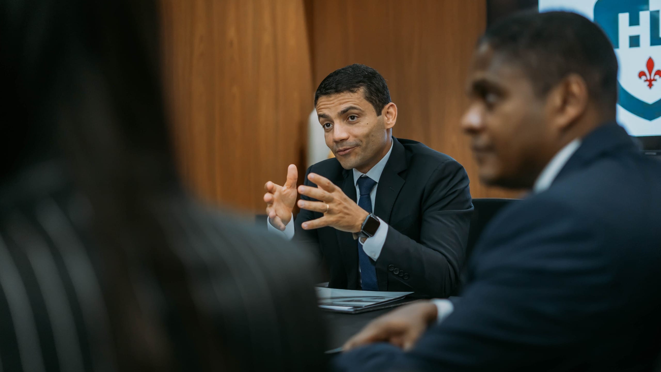 Dois advogados discutem um caso na sede do escritório