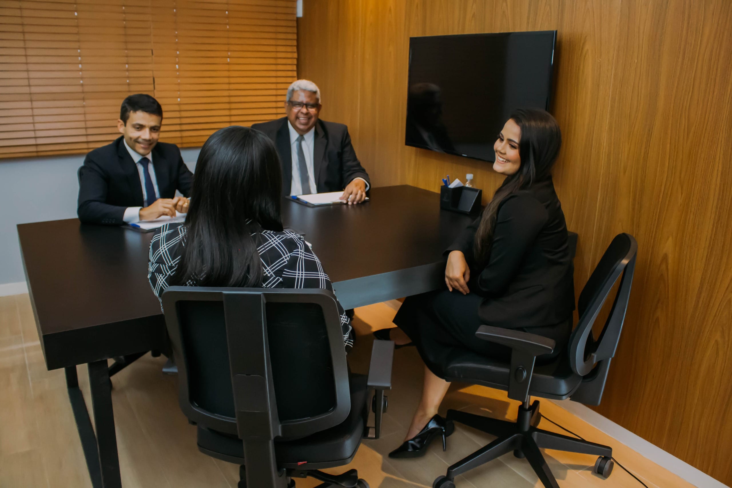 Sócios e advogados do Harrison Leite Advogados reunidos na sala de reuniões do escritório